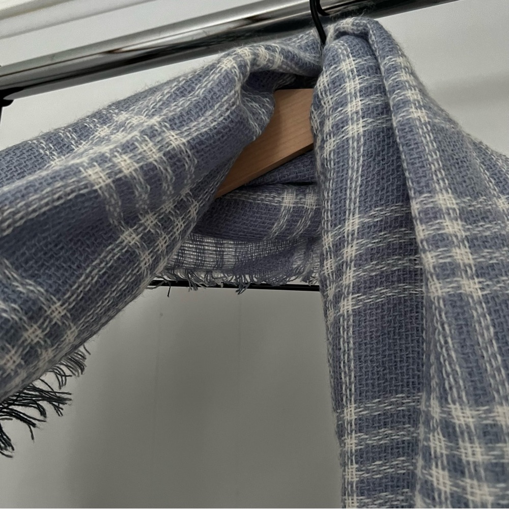 Large Blue Patterned Scarf - Picture 4 of 6